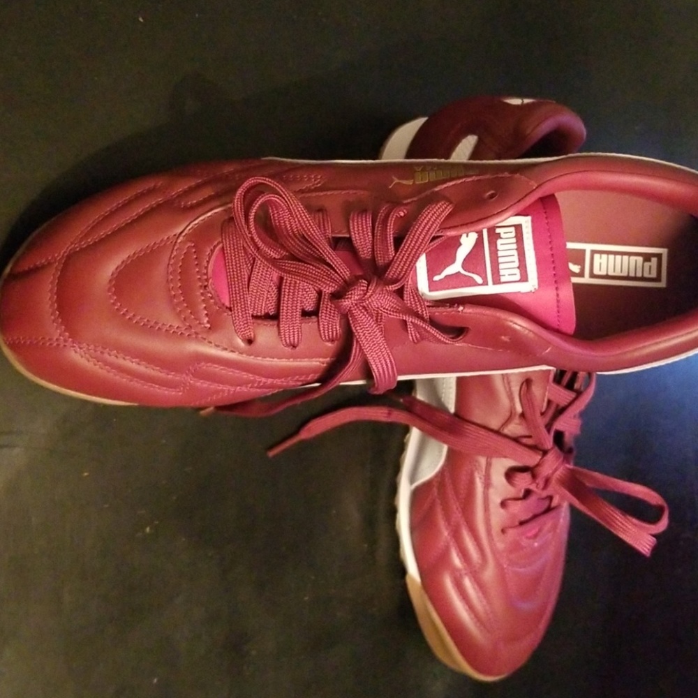 Mens Burgundy PUMA ROMA with gum bottom.